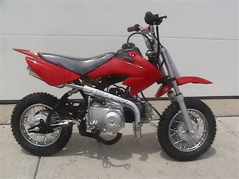 Some 4 stroke dirt bikes with 250 cc can give up to 80km/hr of speed or more depending on the cc of the dirt bike. Best CC Dirt Bike: #90cc Missile Semi Auto 4 Stroke Dirt Bike