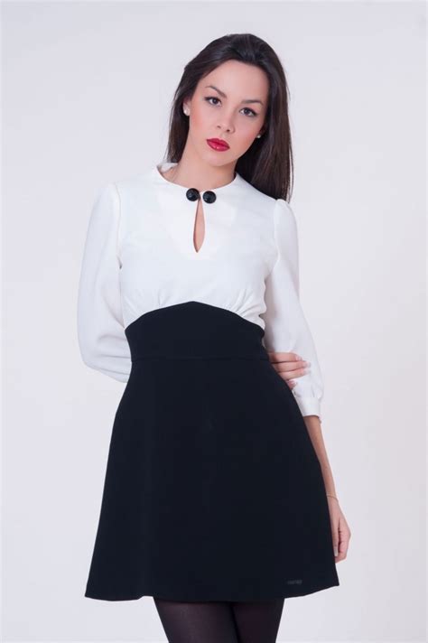 Tiene sus pares en prendas usadas históricamente por el hombre y la mujer, como la pollera, el manteo, la saya o la basquiña. Vestido de vuelo blanco y negro de blancaspina