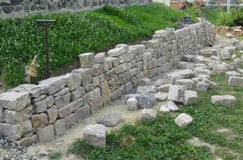 Hangbefestigungen sichern schräglagen im garten. Eine Böschung mit einer Trockensteinmauer abstützen ...