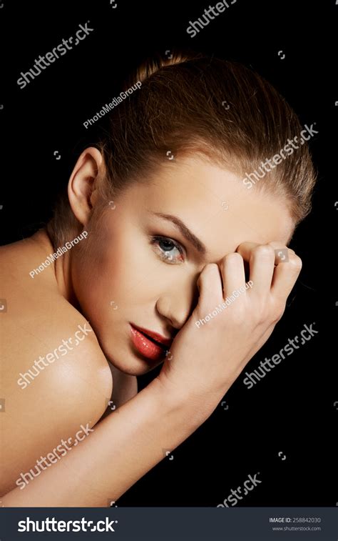 Sensuelles Porträt von Aktfrau auf dunklem Stockfoto 258842030