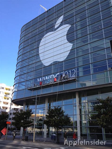 Apple's 2021 wwdc keynote with ios 15, ipados, and more. WWDC: appare il logo di Apple sulla facciata del Moscone ...