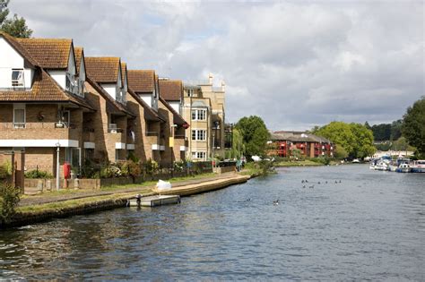 Top Ten Places to live outside of London, within a 60 minute commute