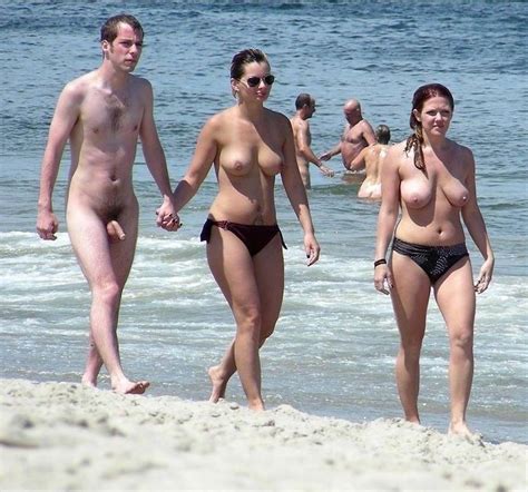 фото голые на пляже среди одетых Telegraph