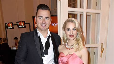 Silvia schneider unterstrich bei ihrer kollektion „mademoiselle schneider die weiblichen silhouetten mit viel sexappeal und eleganz. Andreas Gabalier & Silvia Schneider: Ist SIE der wahre ...