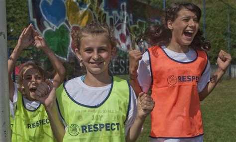 Daran erinnern sie sich in der zweiten hälfte. Spendenprojekt: Mädchenmannschaften im Balkan | Trikot für ...
