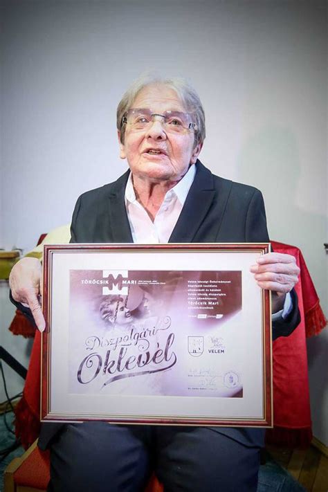 Határozatával 15 igen szavazattal, 1 tartózkodás mellett támogatta dr. Velem díszpolgára lett Törőcsik Mari