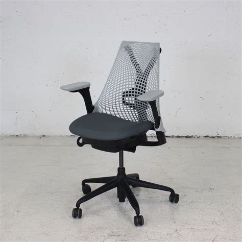 Its innovative design and support for a range of postures, activities, and body types, has made and kept aeron an icon. Herman Miller Sayl Chair | computer chair | ergonomic task chair