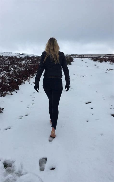 Pin By Miroslav Mihajlovic On Bare Feet In Snow Barefoot Barefoot Living Walking Barefoot