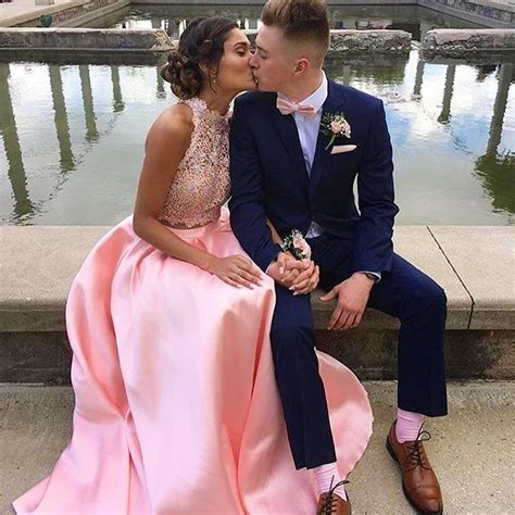 Pin By Julieta Miljkovic On Traje Egreso Prom Pictures Couples Prom Photoshoot Prom Picture