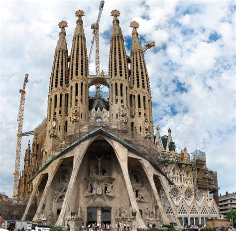 La Sagrada Familia De Antoni Gaudí
