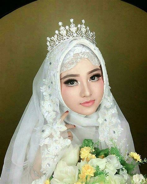 Ia merekomendasikan warna gaun yang soft seperti warna putih. Contoh Baju Pengantin Syar"i | Facebook