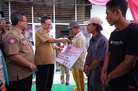 Kemensos Salurkan Jadup Bagi Korban Bencana Tsunami Di Pandeglang