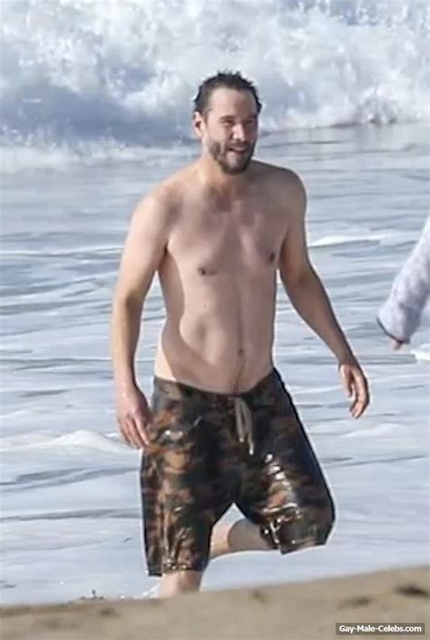 Leaked Keanu Reeves Ass Slip And Shirtless In Malibu Picture Gay
