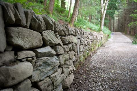 Build A Mortarless Stone Retaining Wall Make Stone Retaining Wall