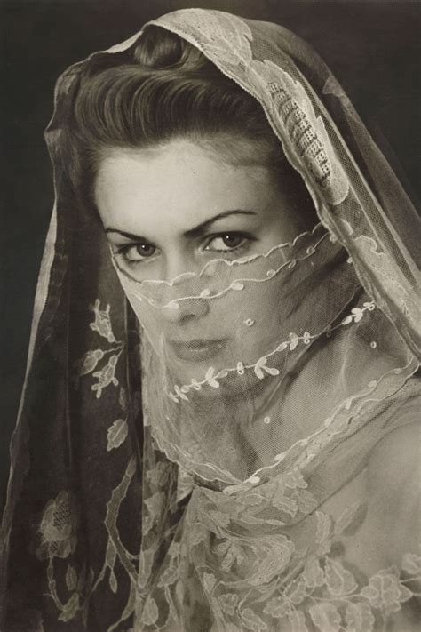 20 Vintage Photos Of Beautiful Women In Veils