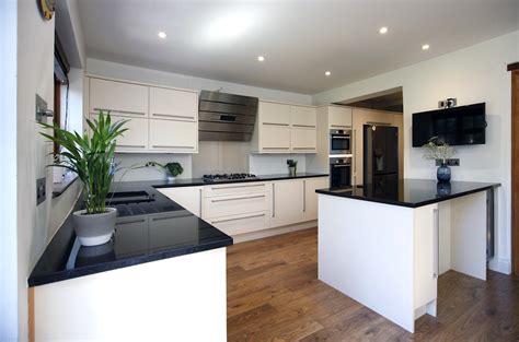 Approved Used Kitchen, Howdens Large Modern, Surrey | Used Kitchen Exchange
