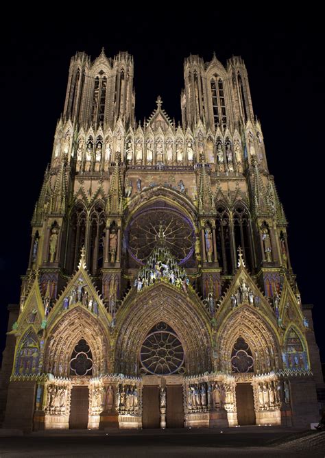 Rêve De Couleurs La Cathédrale De Reims Lors Des Illuminations