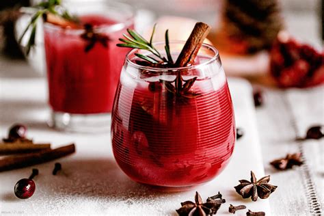 Merry christmas and happy holidays! Christmas Cranberry Bourbon Cocktail Recipe - Christmas Cocktail Recipe — Eatwell101