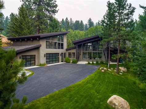 Ahh prefab, why must you always tempt us with affordable modern architecture? The Modern Cabin Modern Home in McCall, Idaho on Dwell