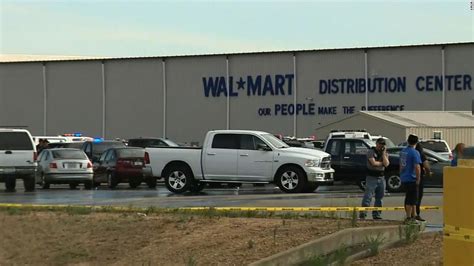 walmart center shooting gunman kills one employee before police fatally shoot him cnn