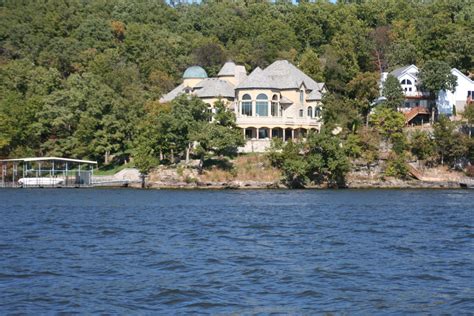 House in the Ozarks, by the lake - I want to vacation here ;) please