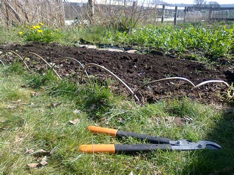 Garden border edging can accentuate your lawn, flower beds or vegetable garden, while garden edging stones can be used to draw attention to an attractive centrepiece. Oak House Permaculture: Bed Edging for a Pretty Plot