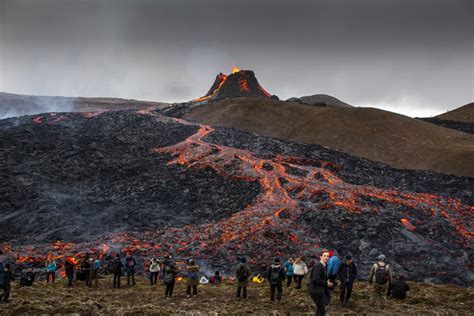 Crowds Flock To Iceland Volcano For A Closer Glimpse Of Lava Italian