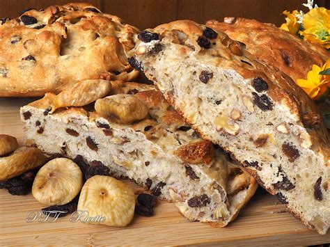 Leggi consigli, ingredienti, tempi e modalità di preparazione delle nostre ricette di torte estive facili, veloci e senza cottura. Pane con fichi secchi, noci e uvetta - PTT Ricette