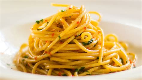 It's spaghetti with oil and garlic that's what aglio e olio means. 15 minute Spaghetti aglio e olio - Easy Meals with Video ...