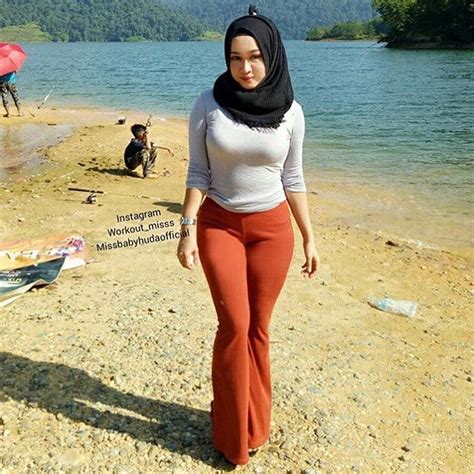Gambar mungkin berisi: satu orang atau lebih, orang ...