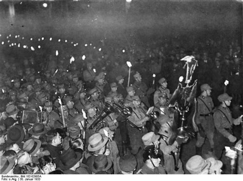 Der reichskanzler war im deutschen kaiserreich die exekutive auf föderaler ebene. Bunt statt Fackeln | 5vier.de