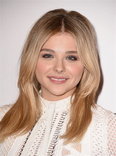 chloë grace moretz see all the stunning hair and makeup from the people s choice awards