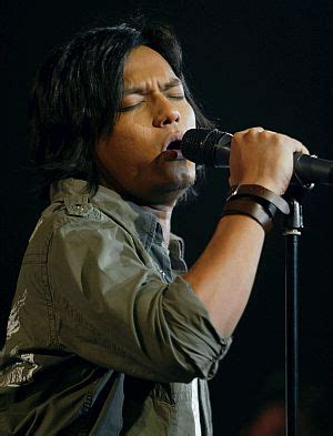 Tabah dengan ujianmu bila ku hilang arah kau sedarkan diri aku. Lirik Lagu Kasih Tercipta - Faizal Tahir - Lirik Lagu Muzik