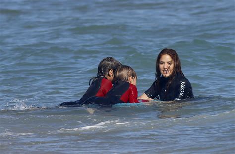 ¡adiós Cuarentena Captan A Shakira Con Sus Hijos En Playa De Barcelona