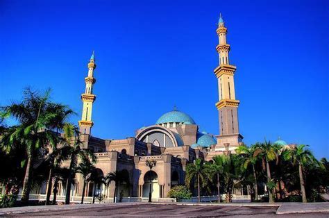 The largest federal territory + official capital of malaysia. Federal Territory Mosque - Kuala Lumpur