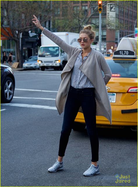 Gigi Hadid Successfully Hails A Cab In Nyc Photo 671107 Photo Gallery Just Jared Jr