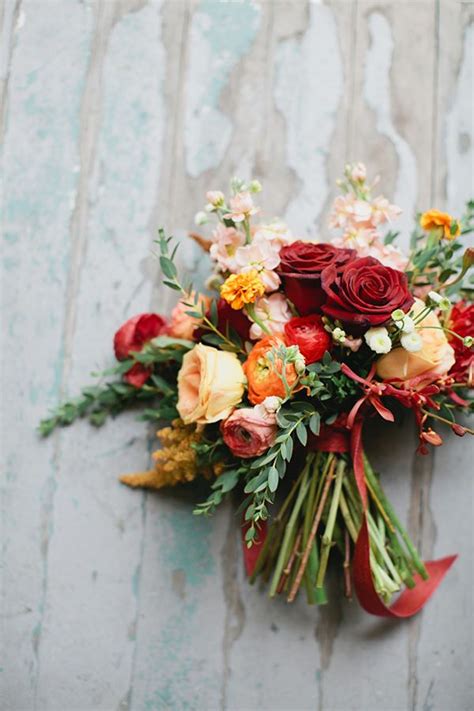 People are choosing autumn as a wedding time because of the marvelous autumn landscapes of mother nature. Carmin Deep red wedding color,fall wedding colors