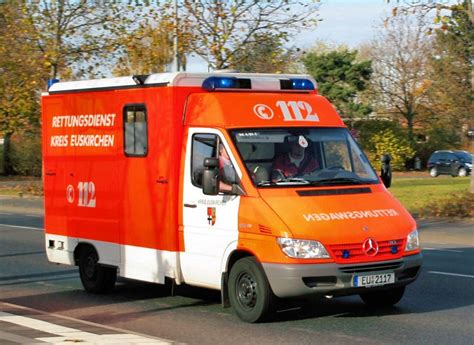 Wie funktioniert eigentlich ein defibrillator und wann genau wird er angewendet? Deutschland Kommunale Rettungsdienste Fotos ...