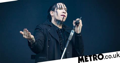 Marilyn Manson Collapses On Stage During Sweet Dreams Blames Heat Poisoning Metro News
