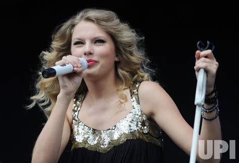 Photo Taylor Swift Performs At V Festival In Chelmsford