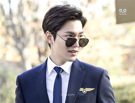 She is caught by heo joon jae (lee min ho), a charming but cold con artist who is the doppelgänger for kim moon, the son of a nobleman from the joseon 2016 sbs drama awards: The Legend of the Blue Sea - Lee Min Ho Photo (40103075 ...