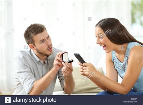 Erstaunt Frau mit einem Smartphone einen Heiratsantrag von ...