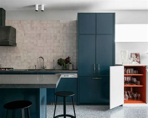 Biru adalah warna langit karena cahaya yang biru banyak dihamburkan oleh molekul dalam atmosfer. Inspirasi Warna Cat Dapur Favorit Sepanjang Masa