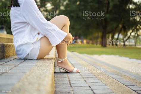 여자는 공원에서 콘크리트 계단에 앉아입니다 다리 신체 부분에 대한 스톡 사진 및 기타 이미지 다리 신체 부분 여자 한