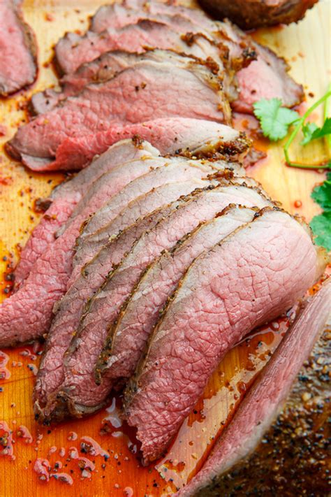 Rosmarino, maggiorana, salvi, alloro, pentola con coperchio, 2 mestoli di acqua o brodo. Perfect Eye of Round Roast Beef - Closet Cooking