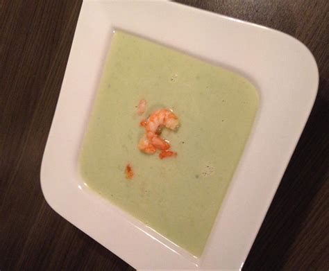 Ob kalt oder heiß, lassen sie sich unsere köstlichen suppen und eintöpfe schmecken. Avocado-Kokos-Suppe mit Garnelen | Rezept | Suppe mit ...
