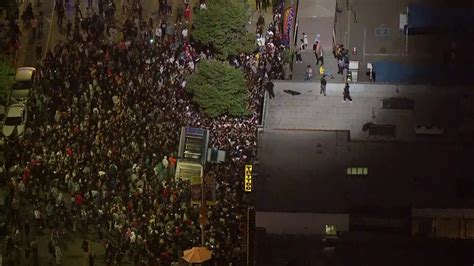 crowd of hundreds shuts down melrose avenue amid memorial for slain rapper xxxtentacion ktla