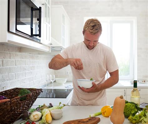 uomo bello che cucina a casa preparazione dell insalata in cucina fotografia stock immagine di