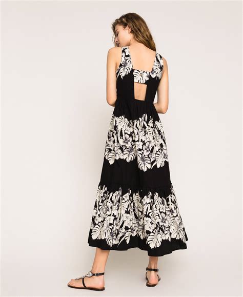 La modella è alta 175cm e indossa una taglia 40. Abito lungo in popeline a fiori Donna, Nero | TWINSET Milano