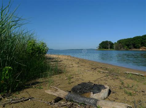 Verlassener Alter Lagerfeuerstandort Auf Ufer Von Einem Großen See Stockfoto - Bild von ruhe ...
